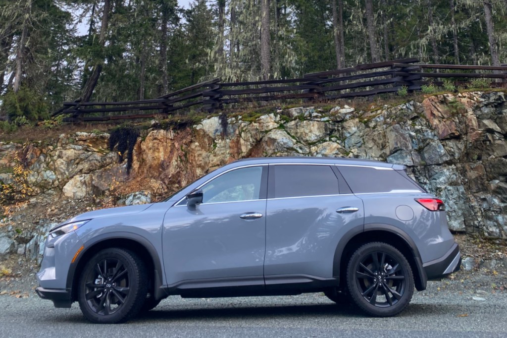 The Black Edition distinguishes itself with gloss-black 20-inch wheels, roof rails, grille surround and exterior badging.