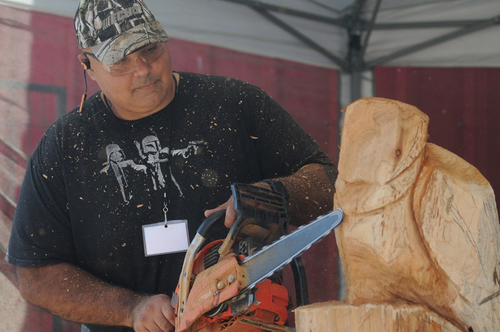 Robert Bideshi carves an owl in wood using a chainsaw during the 153rd annual Chilliwack Fair at Chilliwack Heritage Park on Saturday, Aug. 9, 2025.