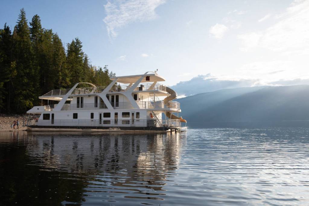 It’s time to experience the perfect houseboat vacation at one of the West Coast’s favourite destinations: Shuswap Lake. Twin Anchors Houseboats photo