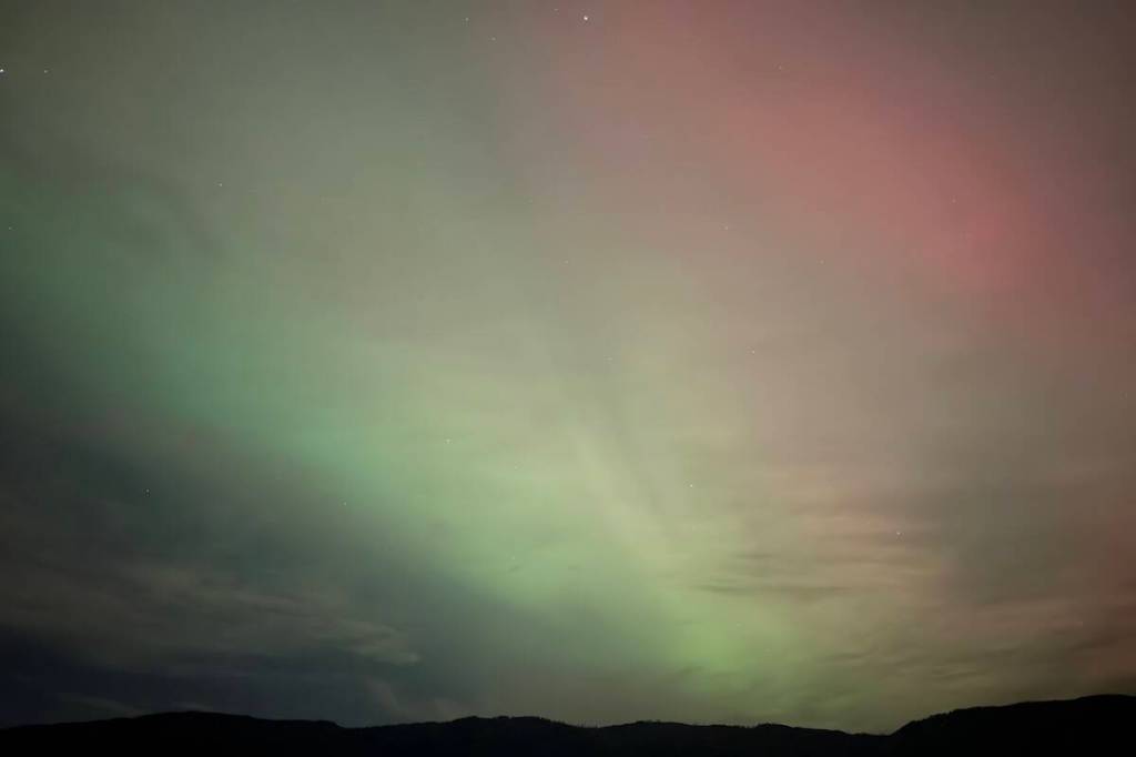 The northern lights could be seen across the Central Okanagan on Tuesday evening, Nov. 11. (Jordy Cunningham/Black Press Media)