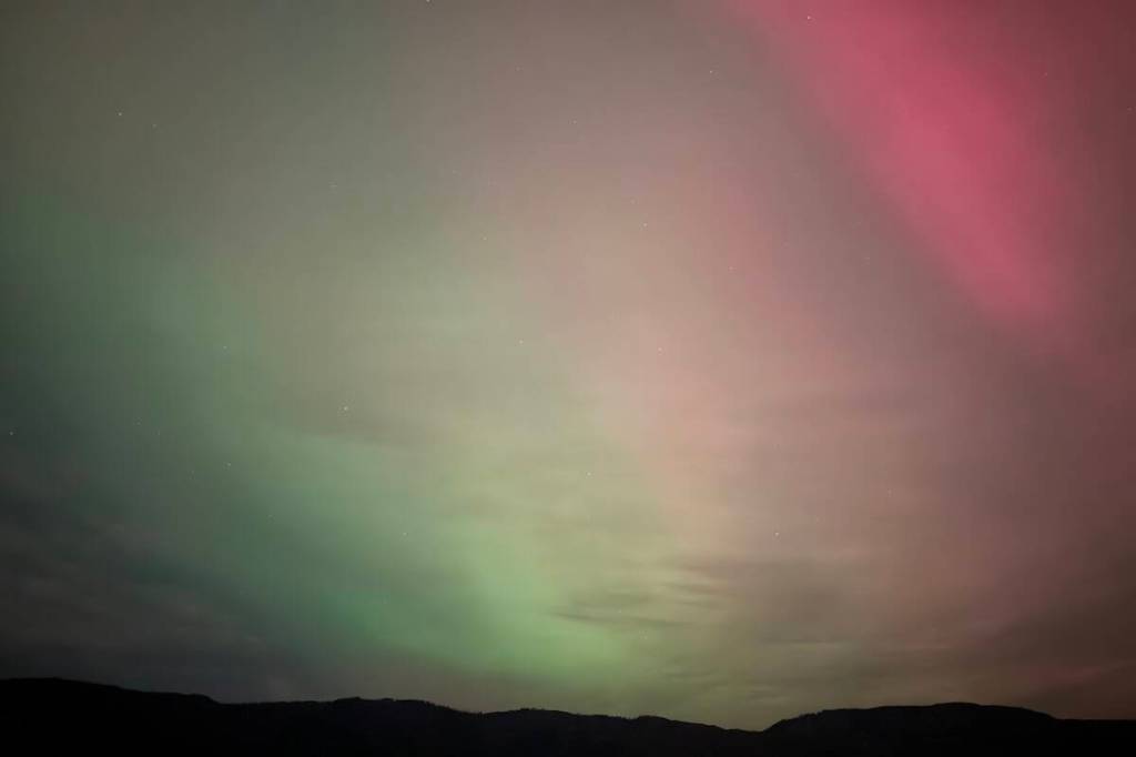 The northern lights could be seen across the Central Okanagan on Tuesday evening, Nov. 11. (Jordy Cunningham/Black Press Media)