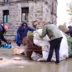 On the morning of Nov. 26, a group of lumberjacks and legislative staff worked together to unload a 30-foot-tall grand fir from a trailer into the capital building&rsquo;s lower rotunda. (Olivier Laurin/Victoria News)
