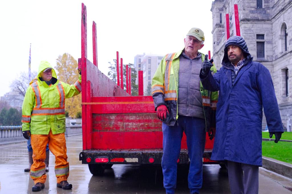 Surjit Dhanota (right) and Eric Stringer discuss the next move. (Olivier Laurin/Victoria News)