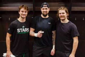 Wyatt Johnston (left), Jamie Benn and Sam Steel pose after an 8-3 win over the Edmonton Oilers. Benn scored his 400th career NHL goal in the victory. (Photo courtesy of Dallas Stars/X)