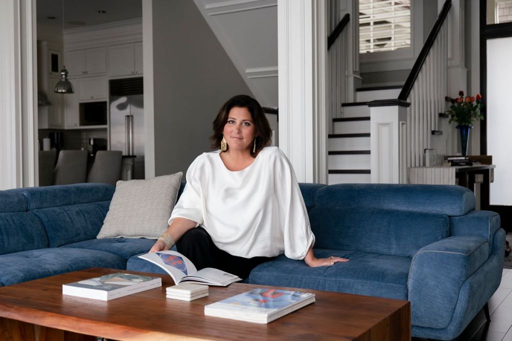 Dr. Lara Tomaszewska is the founder of ArtRow.