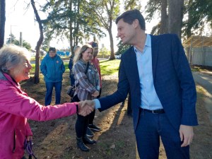B.C. NDP leader David Eby meets community members at Nanaimo's Loudon Park on Wednesday, Oct. 16. (Jessica Durling/News Bulletin)