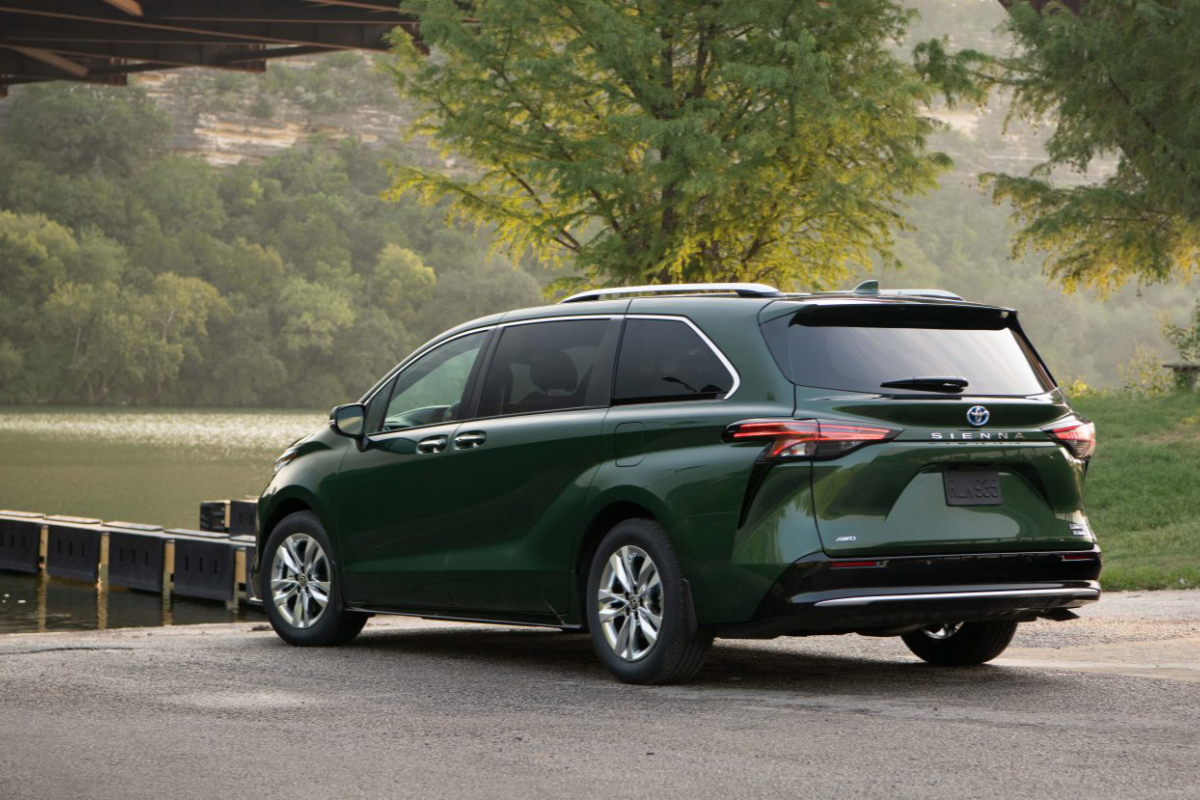 toyota_sienna-rear